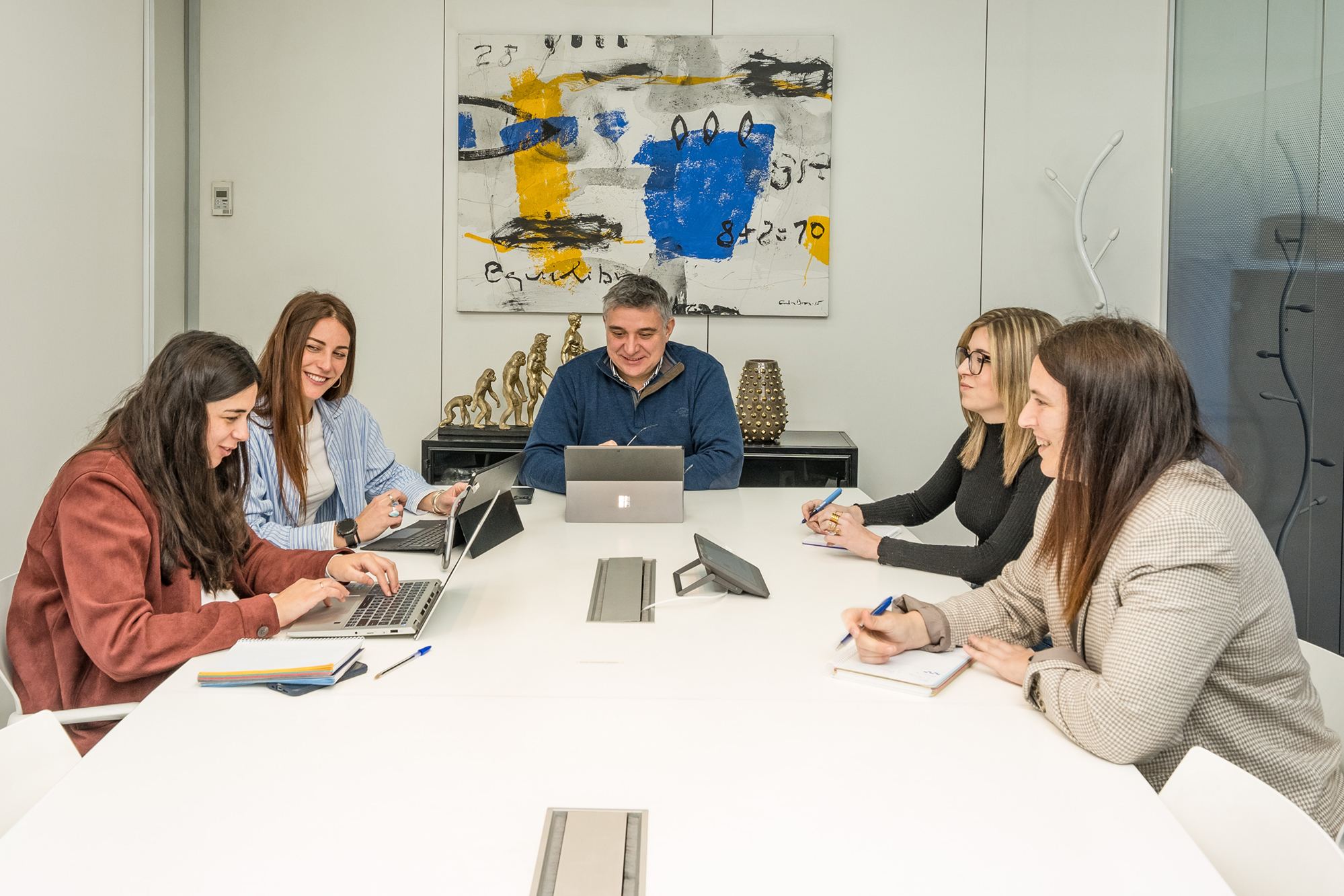 Personas analizando muestras de plastico para Loginplast