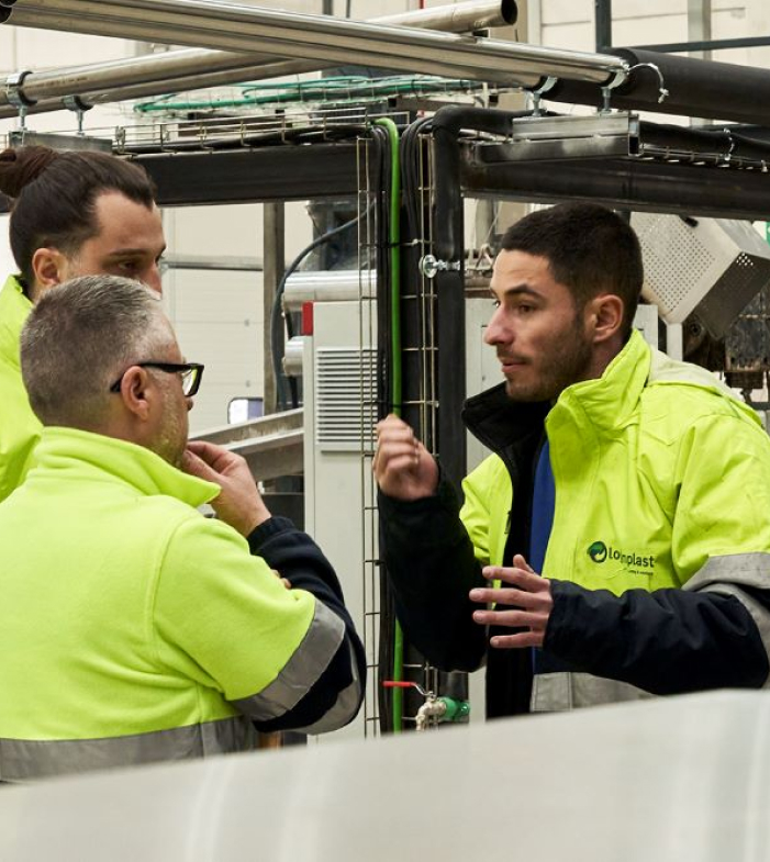 trabajador de loginplast analizando muestra